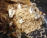 Une image de l'étape 4 de Poêlée de nouilles chinoises aux bolets et aux cèpes.