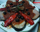 Foto del paso 3 de la receta: Bonito frito con cebolla, tomate y aceitunas al romero