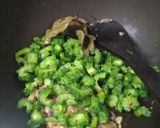 Foto langkah ke 2 dari resep Tumis Pare Tempe Bongkrek Daun Melinjo.