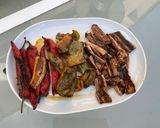 Une image de l'étape 16 de Aubergines chinoises, poivron vert et piments rouges marinés grillés à la plancha.