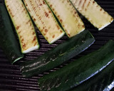 A picture of step 3 of Insalata di zucchine alla griglia grilled courgette salad.