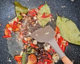 Foto langkah ke 2 dari resep Tumis daun singkong + pepaya dan teri medan.