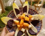 Foto del paso 1 de la receta: Ensalada de endivias con remolacha 🫜, naranja 🍊 melocotón 🍑 y queso feta🧀