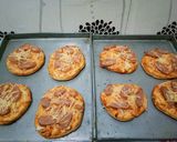 Foto langkah ke 7 dari resep Mini Pizza simple.