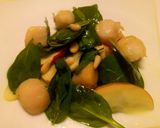 A picture of step 3 of Spinach and scallop salad with apple and pine nuts.