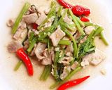 รูปขั้นตอนการทำที่ 4 ของ ผัดผักบุ้งหม้อข้าว