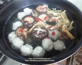 รูปขั้นตอนการทำที่ 2 ของ แกงจืดวุ้นเส้นหมูสับเห็ดหอมดอกไม้จีน