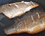 Foto del paso 5 de la receta Lubina a la plancha con patatas, guindilla y limón
