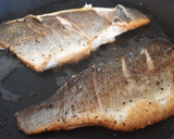 Foto del paso 5 de la receta: Lubina a la plancha con patatas, guindilla y limón