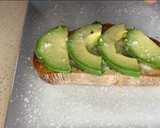 Foto del paso 2 de la receta: Tostada de aguacates y cherrys