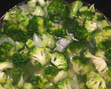 Foto del paso 2 de la receta: Crema de brócoli con palitos de pan