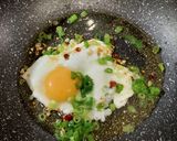 Foto langkah ke 3 dari resep Telur Ceplok Cabai Garam.