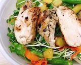 Hình bước làm 6 của món Salad ức gà áp chảo eat clean - giảm cân