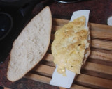 Foto del paso 3 de la receta: Bocadillo de cebolla caramelizada, queso de cabra, tortilla francesa y jamón serrano