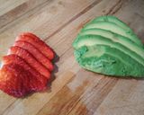 Foto del paso 2 de la receta Tostadas con aguacate y fresas