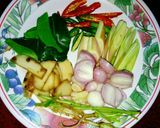 รูปขั้นตอนการทำที่ 1 ของ ต้มยำน้ำใสแฟรงก์เฟิร์ตไก่หนังกรอบ