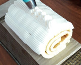 Foto del paso 8 de la receta: Pionono relleno de dulce de leche, decorado con crema chantilly