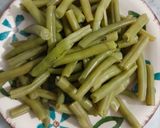 صورة لخطوة 1 من وصفة فاصولياء الخضراء بالطماطم🍅🍅🥘