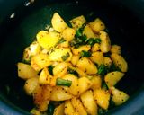 फ्रेंच बीन्स और आलू की सूखी सब्जी (French beans aur aloo ki sookhi sabzi recipe in Hindi) रेसिपी चरण 8 फोटो
