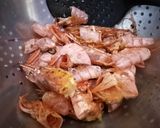 Foto del paso 1 de la receta: Pica-pica de calamar y gambones