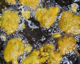 A picture of step 2 of Aloo piyaz ke pakoray.