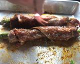 Foto del paso 4 de la receta: (Enrollado de carne con espárragos.) Acompañado con ensalada César y arroz con fideos