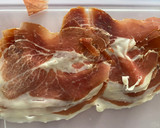 Foto del paso 7 de la receta: Hojaldre con cebolla caramelizada, queso de cabra y virutas de jamón