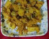 A picture of step 3 of Ghobhi aloo matar.