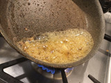 Puré de papa con mantequilla tostada y cebolla caramelizada