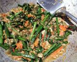 Foto langkah ke 4 dari resep Tumis Pakis Udang Rebon.