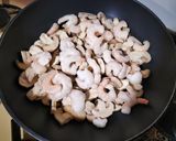 Foto del paso 1 de la receta: Revuelto de champiñón con gambas y allioli de bacalao