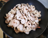Foto del paso 1 de la receta: Revuelto de champiñón con gambas y allioli de bacalao