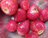 Foto langkah ke 1 dari resep Strawberry Almond Milk.