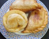 Foto del paso 4 de la receta: Empanadas fritas de muzzarella, cebolla y ciruelas