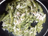 Habichuelas salteadas con chips de calabaza y huevo poche