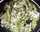 Foto del paso 5 de la receta: Habichuelas salteadas con chips de calabaza y huevo poche