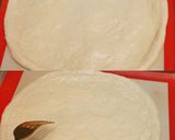 Foto langkah ke 3 dari resep Pizza Mushroom Olive Mozzarella.
