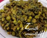 A picture of step 3 of Paalak Kheema with Green Peas.