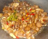 Foto langkah ke 5 dari resep Oseng Kulit Sapi + Terong Bulat.