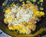 Foto del paso 2 de la receta: Huevos con salchicha y queso picante 💥😋