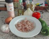 Foto del paso 1 de la receta: Salpicón 🍅🥒🧅 con Gambas 🍤 al Ajillo 🧄
