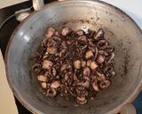 Foto langkah ke 4 dari resep TUMIS CUMI HITAM Simple.