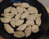 Foto del passaggio 3 della ricetta Gyoza (ravioli cinesi) Verza alle verdure