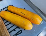 Une image de l'étape 3 de Courgettes jaunes et poivrons verts aux tomates séchées et épices.
