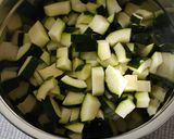Une image de l'étape 1 de Spaghettis poulet courgette mozza.