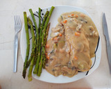 Foto del paso 8 de la receta: Pollo relleno de verduras en salsa de champiñones estilo Bonnie