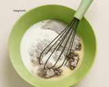 Foto langkah ke 2 dari resep Bolu Ketan Hitam Isian Keju Lumer (tanpa mixer, tanpa oven, takaran sendok).