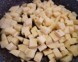 Foto del paso 3 de la receta: Cubos de carne con ajo y papas