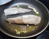 Foto del paso 3 de la receta: Colas de rape con coles de Bruselas
