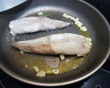 Foto del paso 3 de la receta: Colas de rape con coles de Bruselas